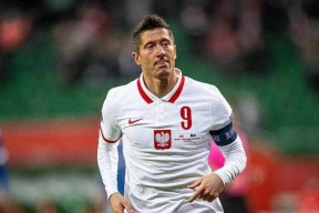 九游娱乐-莱万多夫斯基回归赛场，势不可挡首场状态亮眼，拜仁观众沸腾！的简单介绍